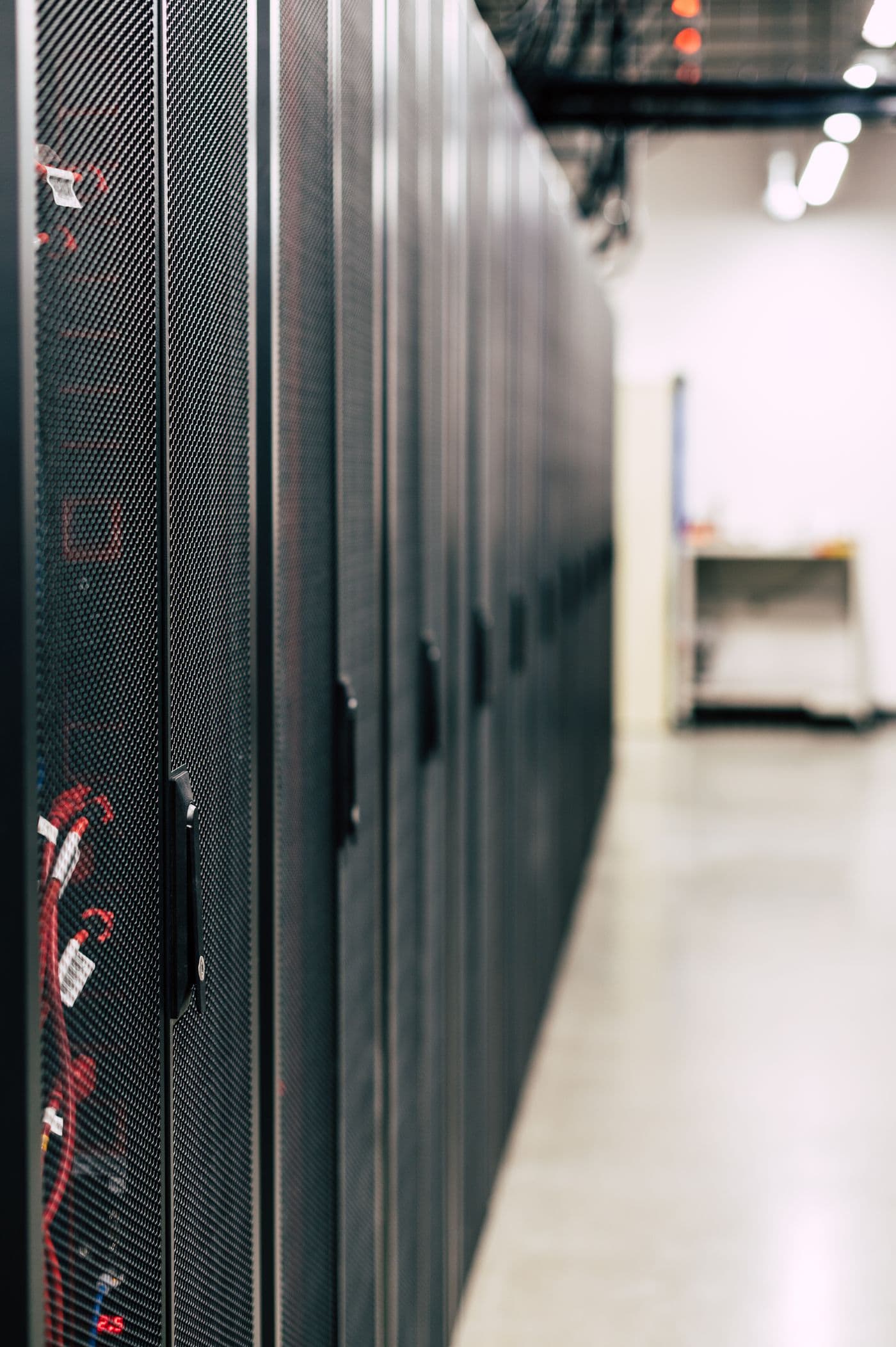 Server-Racks in einem abgedunkelten Rechenzentrum